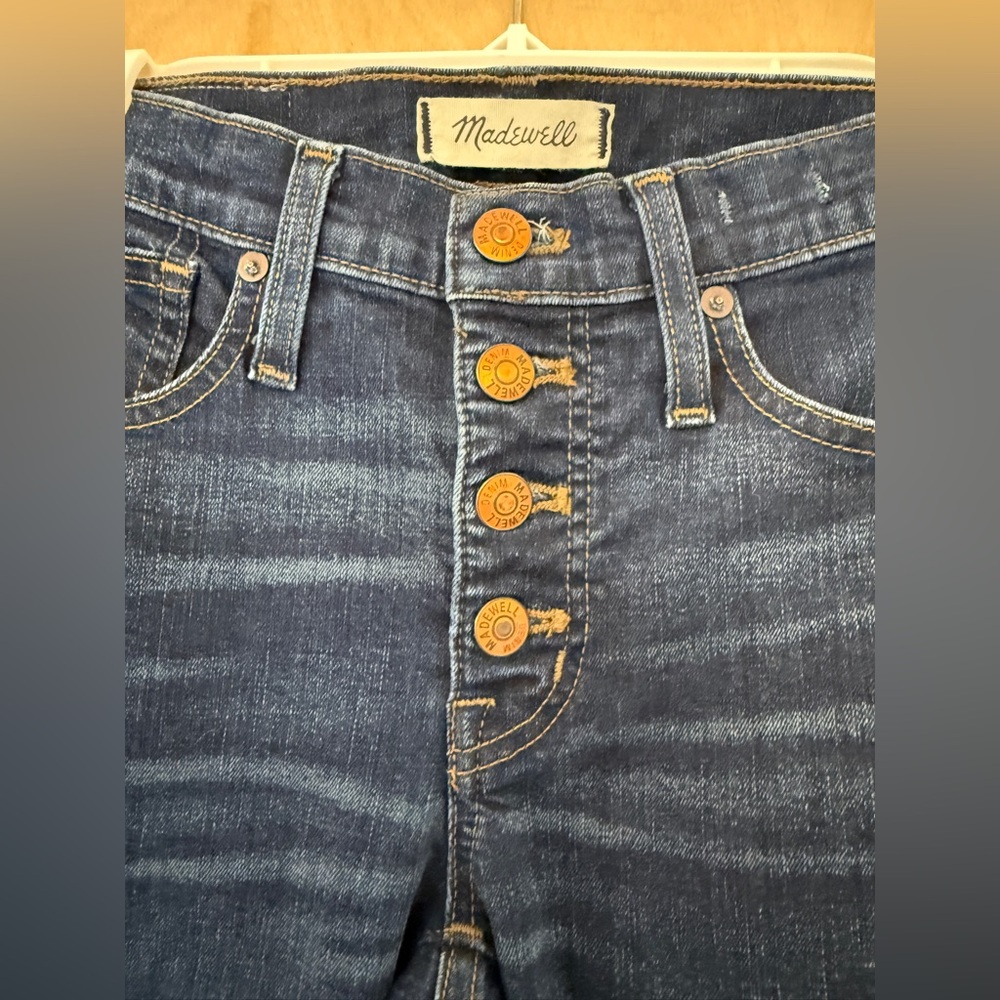 The Madewell 9" Mid-Rise Skinny Jeans in Hayes Wash: Button-Front Edition - Picture 13 of 16